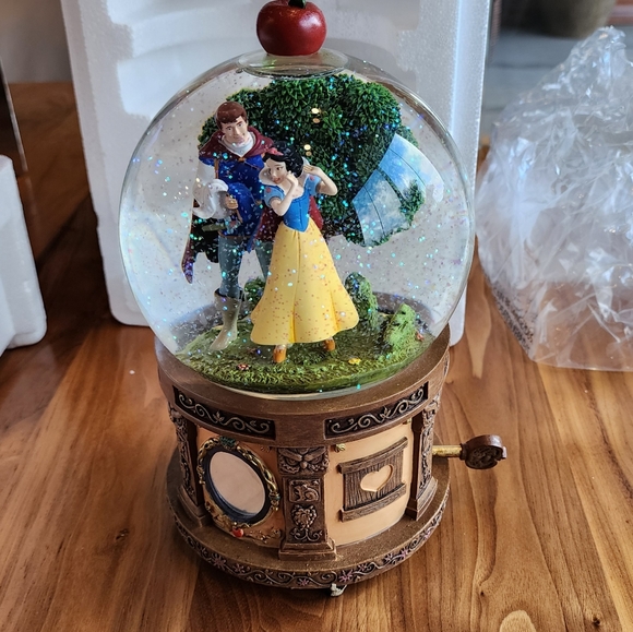 Disney Store Snow White Musical Snow globe "Somenday My Prince Will Come" 10 " - Picture 5 of 14